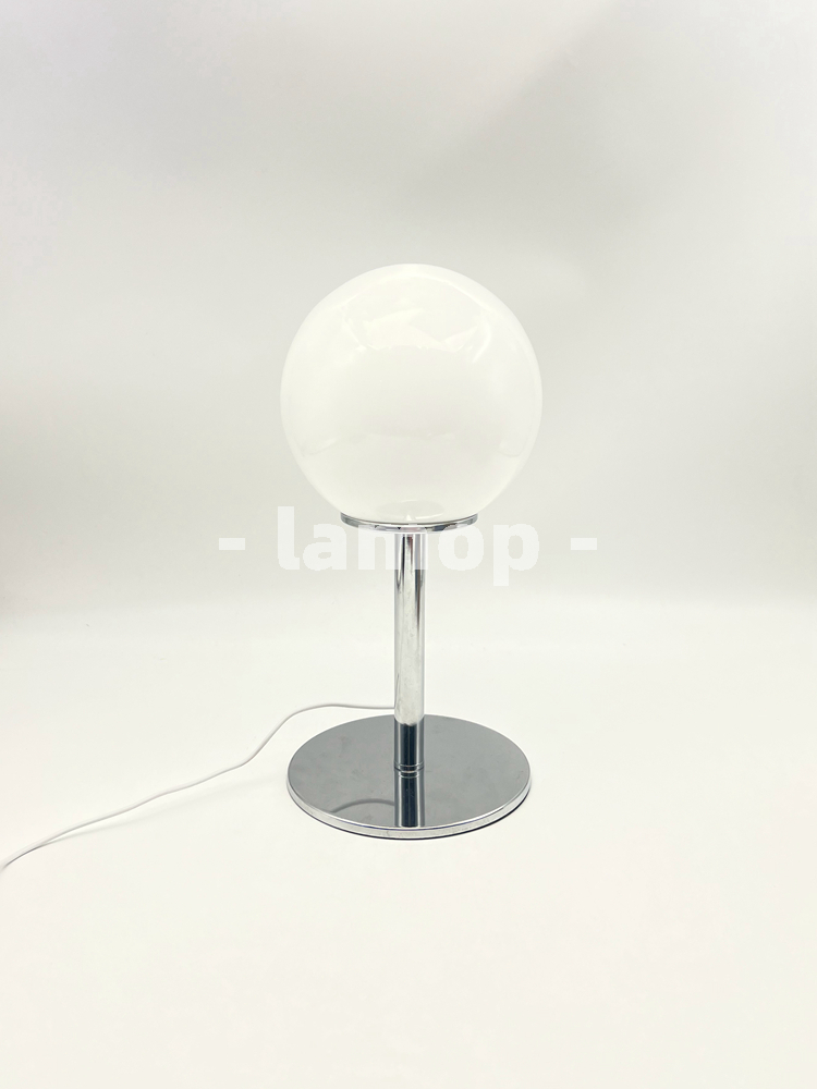 밀키 화이트 솔리드 글로브 크롬 얇은 폴 테이블 램프  - Decor Lighting & Decor Fires 리뷰 및 가격